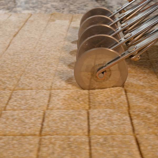 des roulettes découpent de la pâte à biscuit