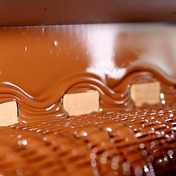 une machine nappe de chocolat liquide les biscuits de La Boîte à biscuits