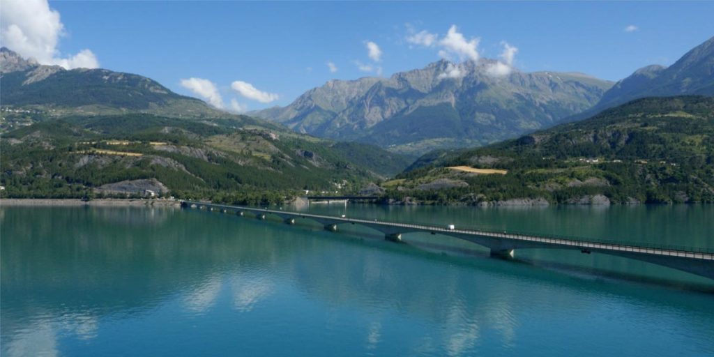 le pont sur le lac de Serre-Ponçon à Savines-le-Lac