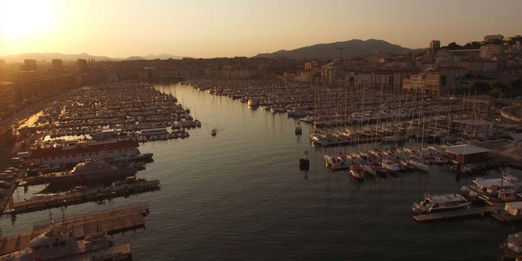 vue drone du vieux port de Marseille au soleil couchant