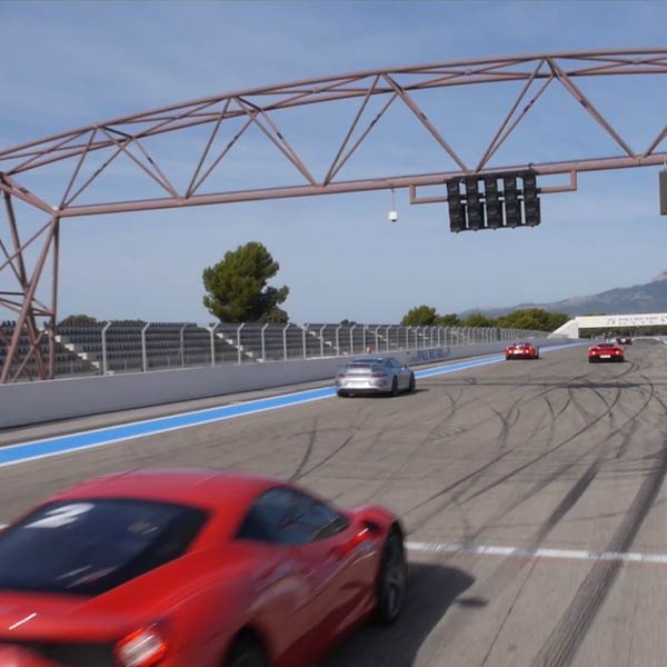 course de voitures sur un circuit automoble