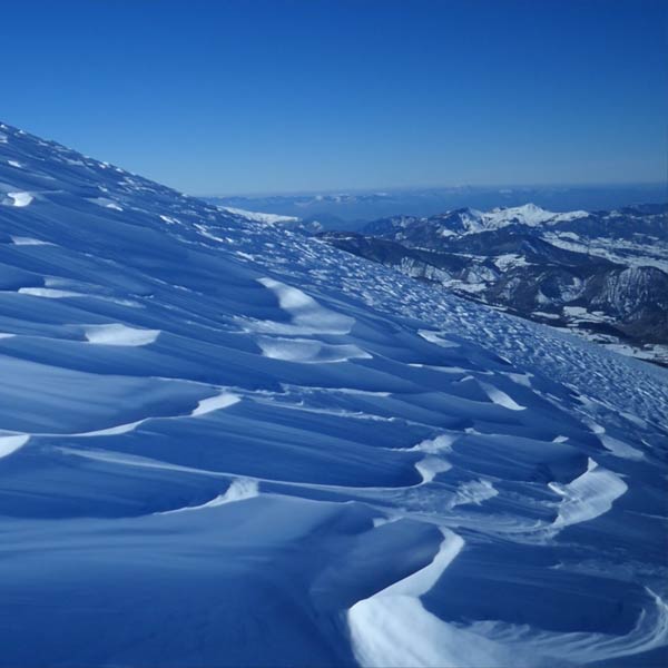 la neige blanche aux reflets bleus d'un glacier des Hautes-Alpes