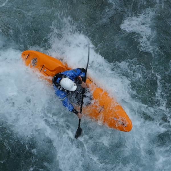 plan drone de dessus d'un kayakiste en eaux mouvementées des Hautes-Alpes