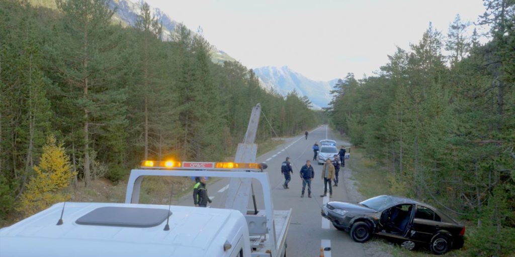 plan drone d'un dépannage de voiture pour une fiction de France tv studio