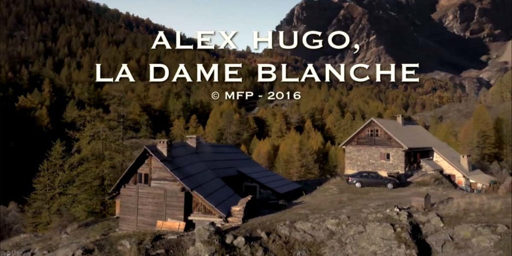 vue aérienne de chalets de montagne pour l'écran titre de l'épisode La dame blanche de la série Alex Hugo