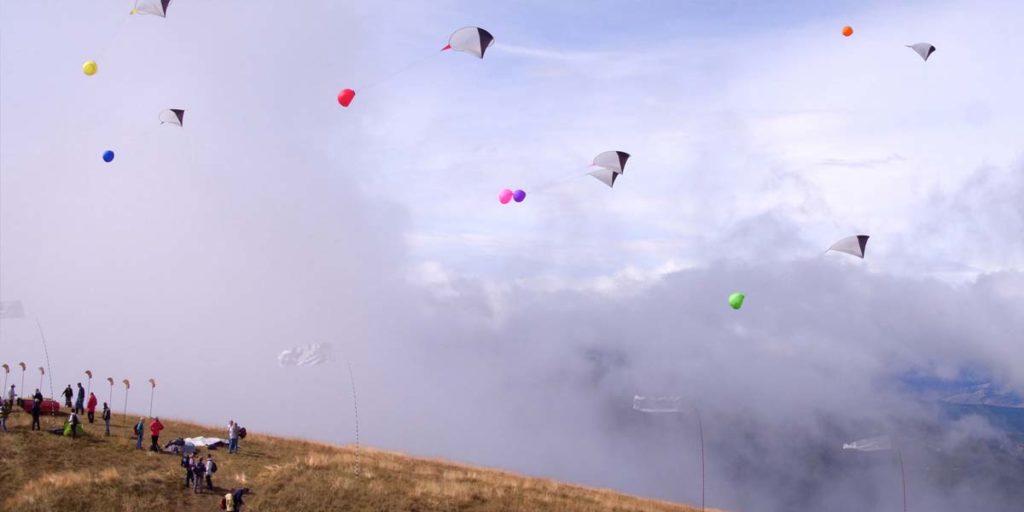 de nombreux cerf-volants dans le ciel au dessus de la corniche de Céüse