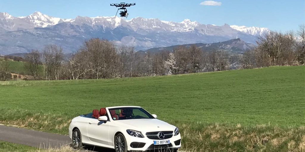 un drone Alta 6 Freefly survole la Mercedes Benz classe C cabriolet blanche