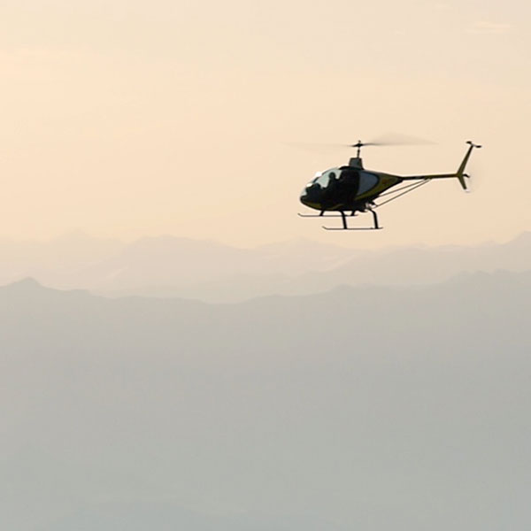 un hélicoptère dans le ciel des Hautes-Alpes