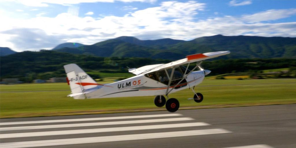 un ULM blanc décolle de la piste de l'aérodrome de Tallard dans les Hautes-Alpes