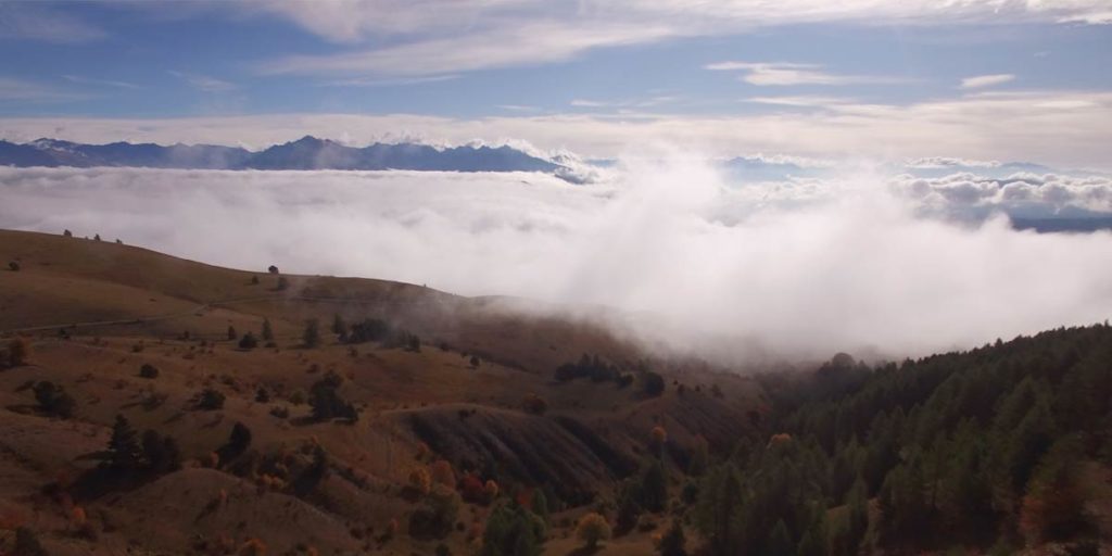 vue des hauteurs du parcours de la Gapencimes dans le massif du Dévoluy en automne