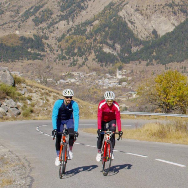 deux personnes font du vélo de route en montagne avec des vélo Lapierre