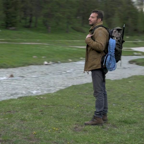 Tournage d'Alex Hugo, ici joué par l'acteur Samuel Le Bihan, qui part en randonnée