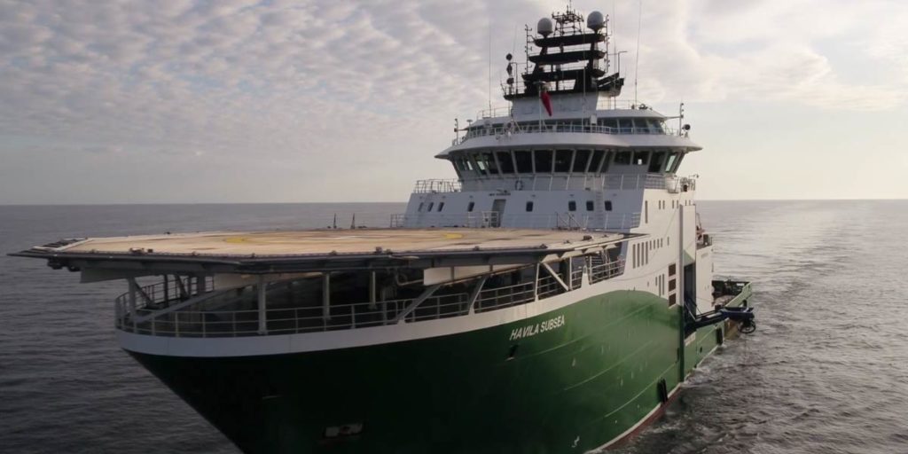 un bateau vert vogue sur la Mer Noire