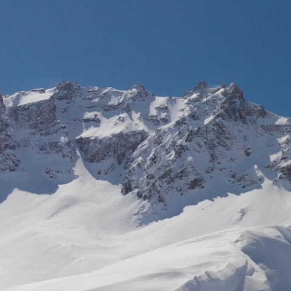 une chaîne de montagne du Queyras recouverte de neige