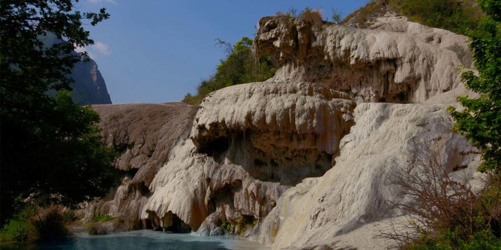 la forme rocheuses particulière de la fontaine pétrifiante de Réotier