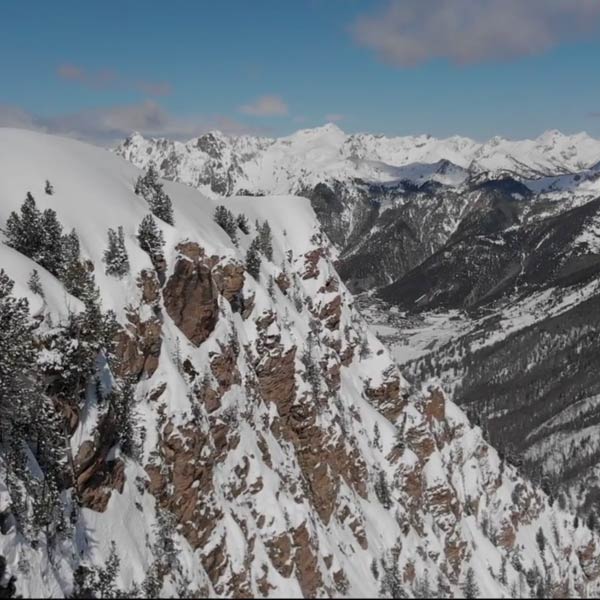 Des montagnes et des forêts enneigées en hiver dans le Queyras