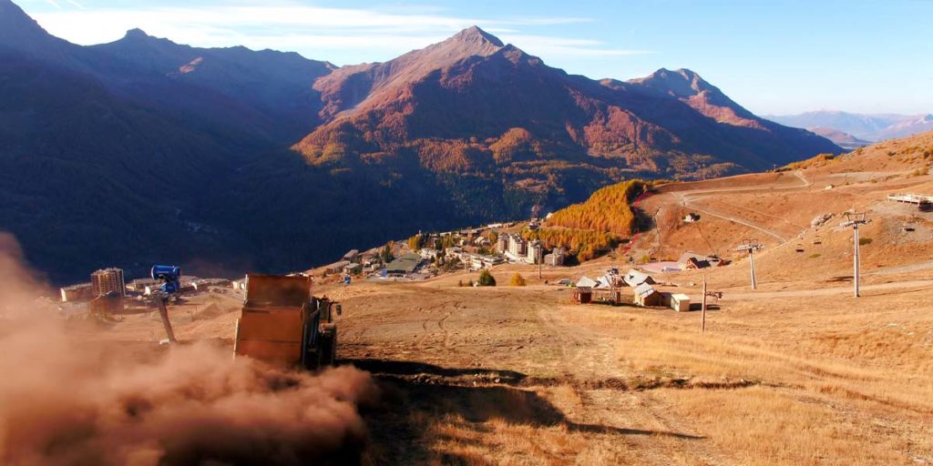 un camion répand un produit Recytec pour reconstituer les sols dégradé d'une station de ski