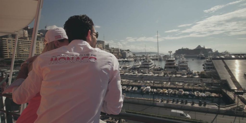 deux mannequins portant des vêtements Peter Mc Andrew contemplent le port de Monaco