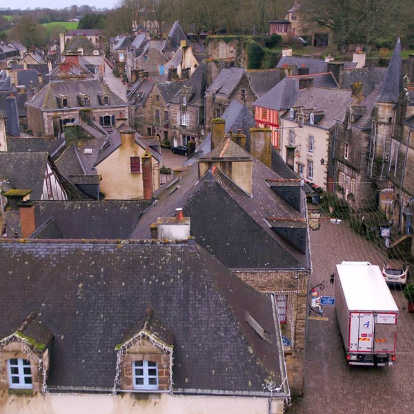 un camion blanc Alpagel effectue une livraison au restaurant d'un petit village de Vendée