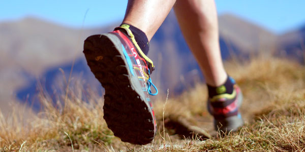 gros plan sur les chaussures d'une personne en train de faire du trail