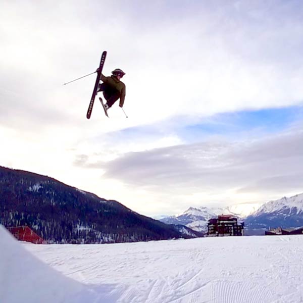 un skieur effectue un saut sur une piste de la station de ski les Orres