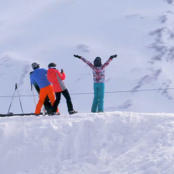 trois jeunes se prennent en photo à la station de ski les Orres