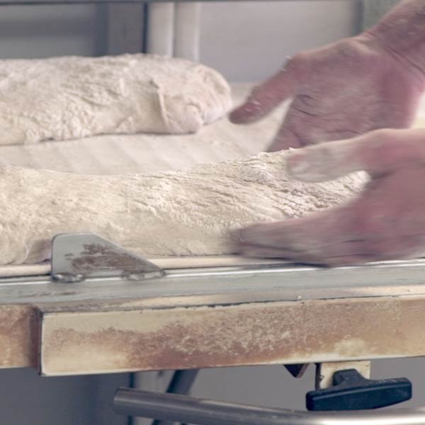 le boulanger de Lopain de Terre façonne la baguette de pain
