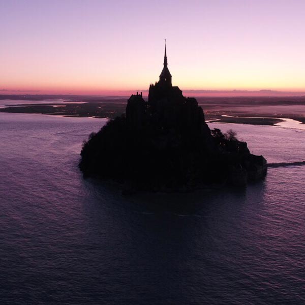 vue aérienne du mont saint Michel à contre-jour au crépuscule