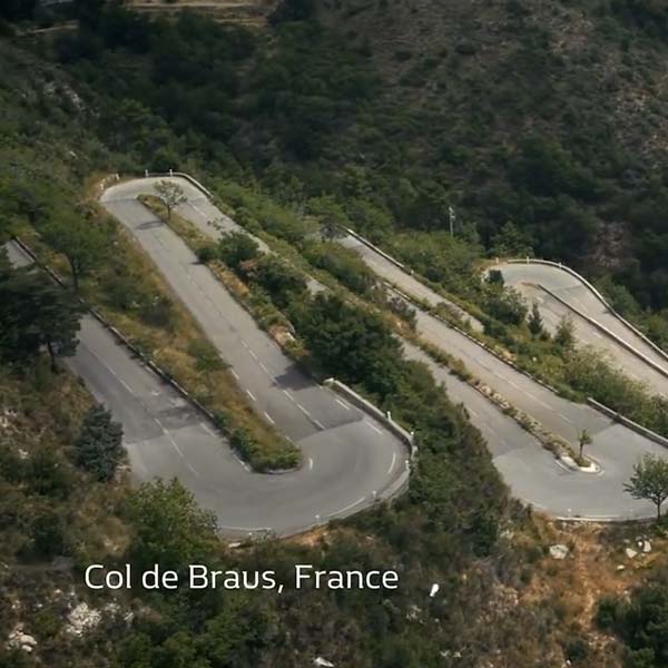 Plan drone des virages en lacets du col de Braus en France