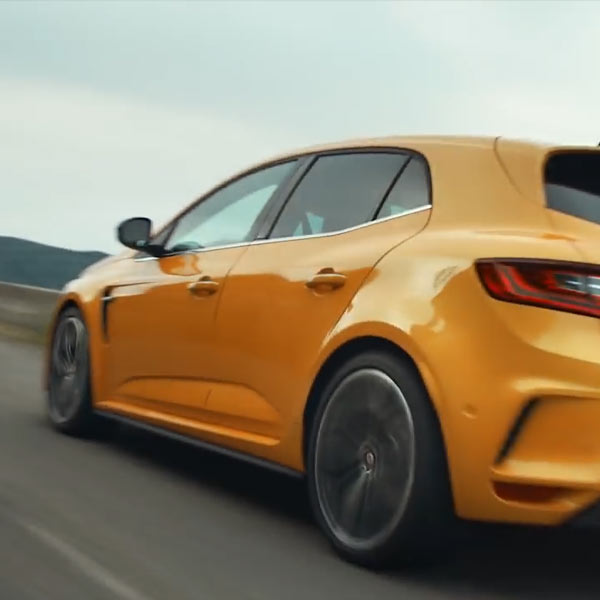 Gros plan sur la Renault Megane R.S. sur la route du col de Braus